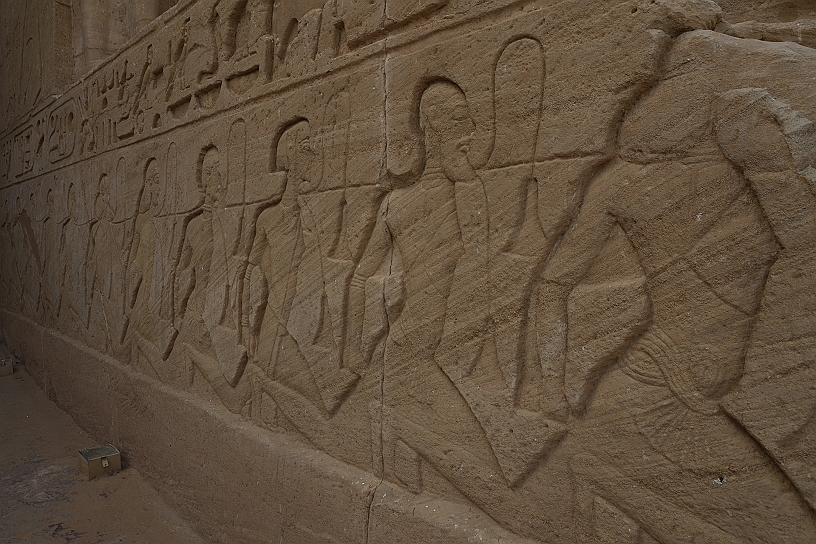 60 MAK_6500.jpg - Nella parete del lato destro, quindi a nord, sono rappresentati dei prigionieri asiatici legati con corde che terminano con il fior di papiro, simbolo del nord.